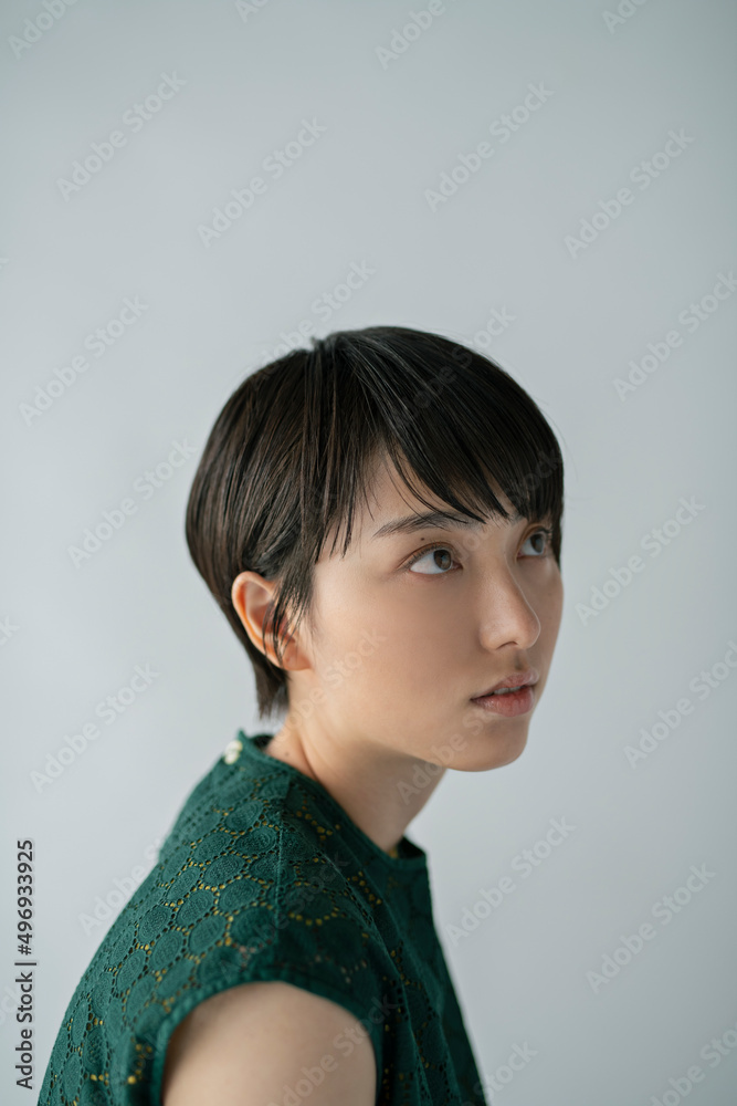 ショートヘアの女性 ショートヘアの女性