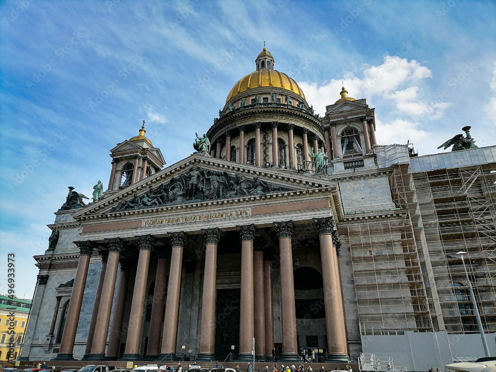 Obraz premium View of St. Isaac's Cathedral in scaffolding in spring