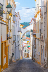 Deken met foto Cappuccinokleur Smalle straat in Portugees Portalegre  © dudlajzov