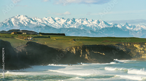 acantilado costa de Cantabria con montañas nevadas 