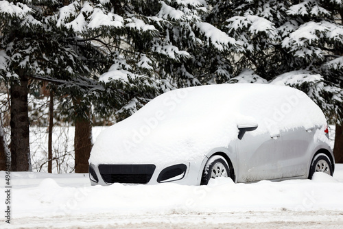 une automobile enneigée en hiver