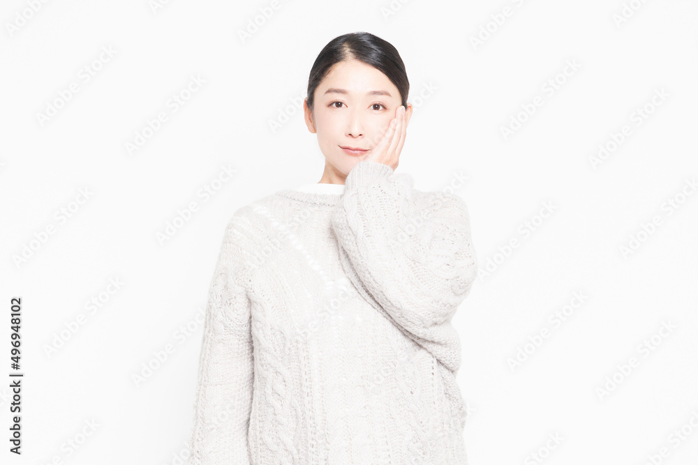 歯が痛くて頬に手を当てる女性 歯が痛くて頬に手を当てる女性