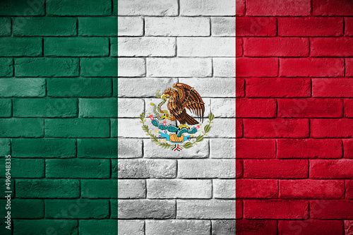 México. Flaga Meksyku namalowana na ceglanym murze. The Mexican flag painted on a brick wall.