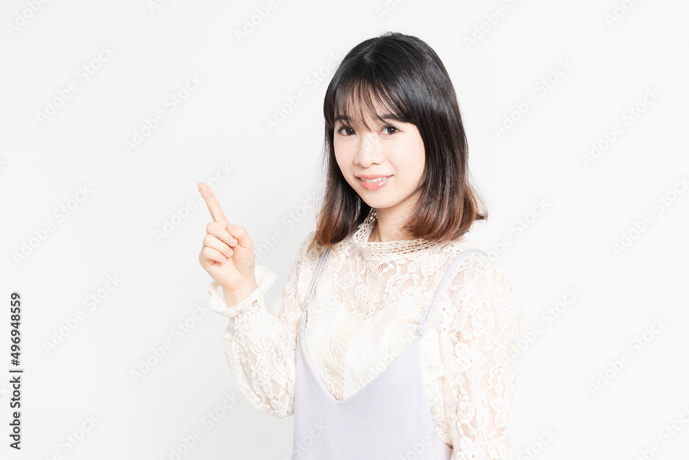 人差し指でポイントを示す女性 人差し指でポイントを示す女性