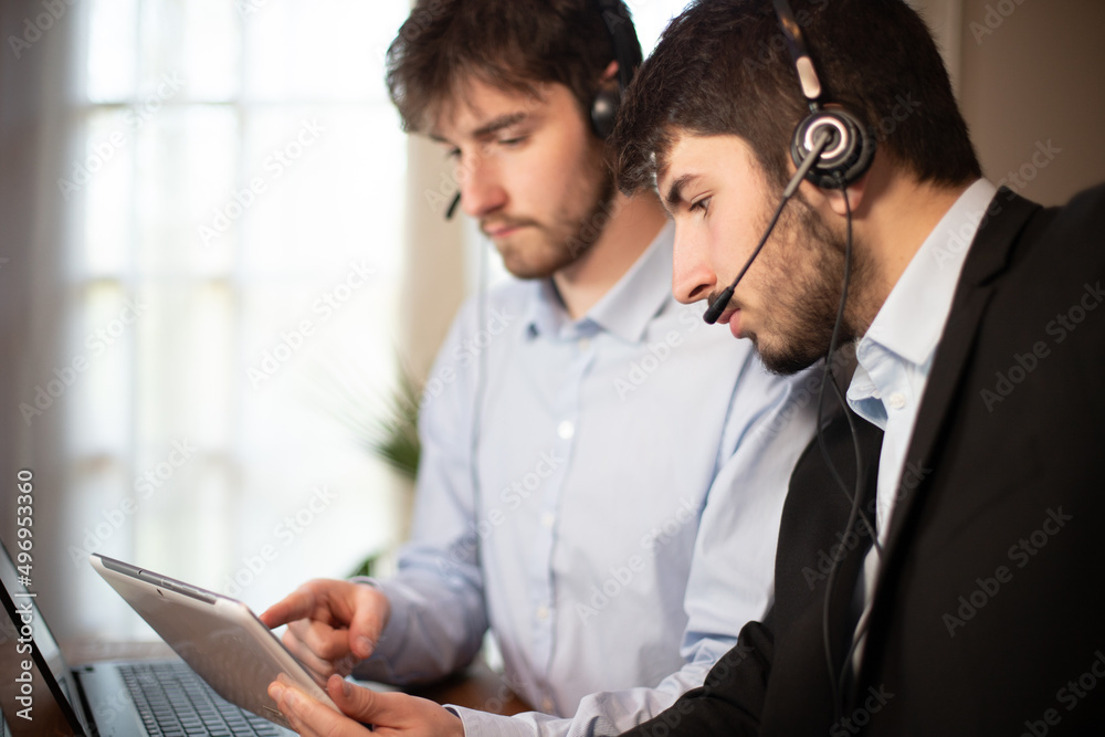 télé conseillers, employés de bureau ou hommes d'affaires qui travaillent au bureau. Ils ont un micro casque pour participer a une réunion à distance ou répondre au téléphone télé conseillers, employés de bureau ou hommes d'affaires qui travaillent au bureau. Ils ont un micro casque pour participer a une réunion à distance ou répondre au téléphone