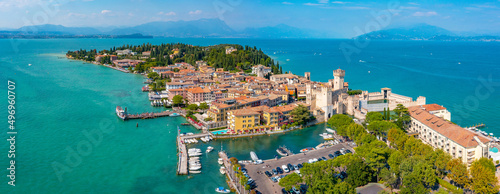 Fotografiet Panorama view of Italian town Sirmione