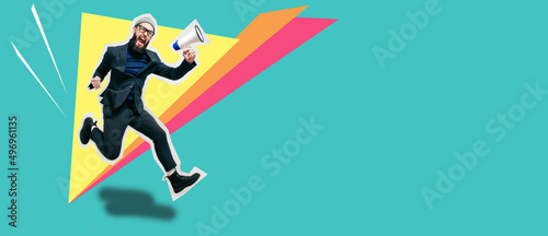 Photo Funny portrait of an emotional running in the air guy with a megaphone
