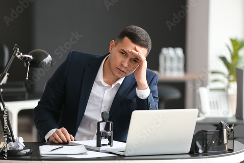 Worried young businessman s...