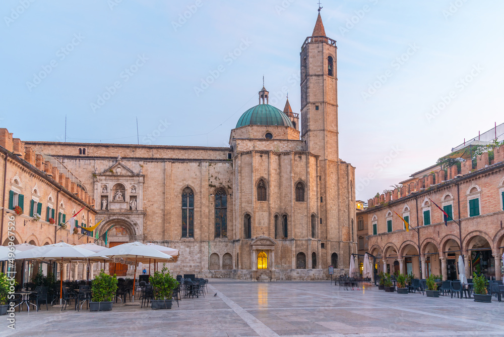 Φωτογραφία Sunrise view of church of Saint Francis in Italian town Ascoli Piceno