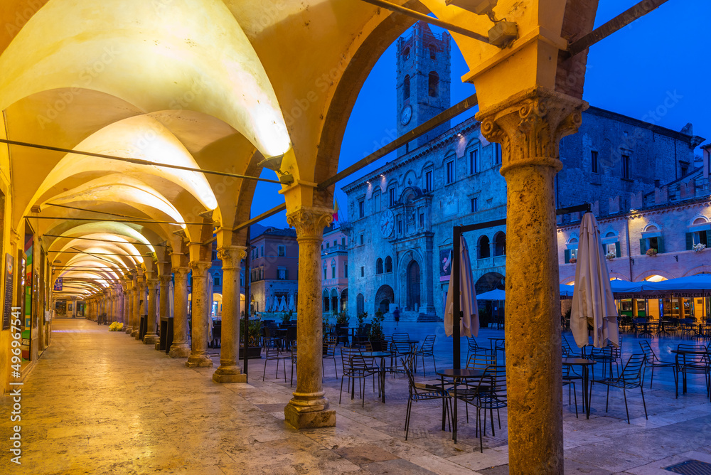 Φωτογραφία Sunrise view of Palazzo dei Capitani del Popolo in Italian town Ascoli Piceno