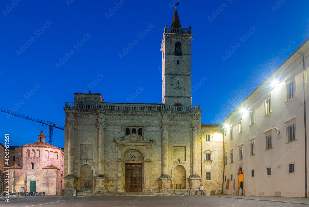 Φωτογραφία Sunrise view of cathedral in the Italian town Ascoli Piceno
