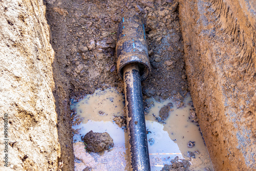 protection of a plastic pipe of an underground pipeline using a protective casing against increased external load