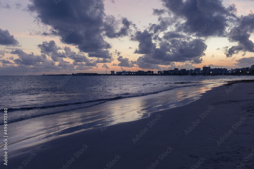Pôr do sol na praia de ponta verde em Maceió, Alagoas.