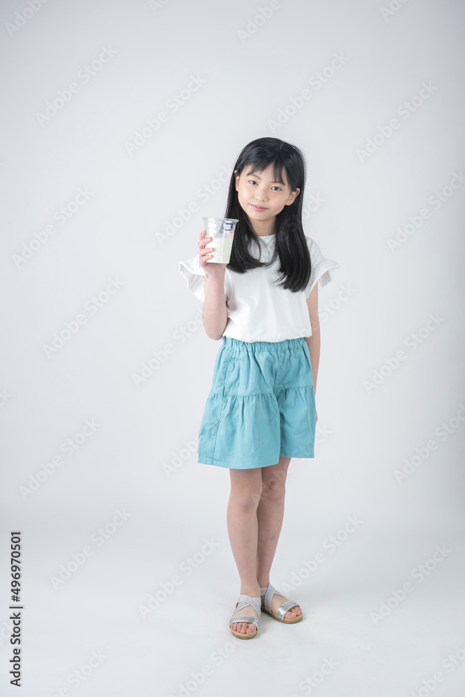牛乳を手に持つ小学生の女の子 牛乳を手に持つ小学生の女の子