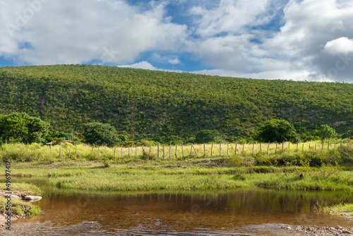 Paisagem com verde com céu azul na Chapada Diamantina