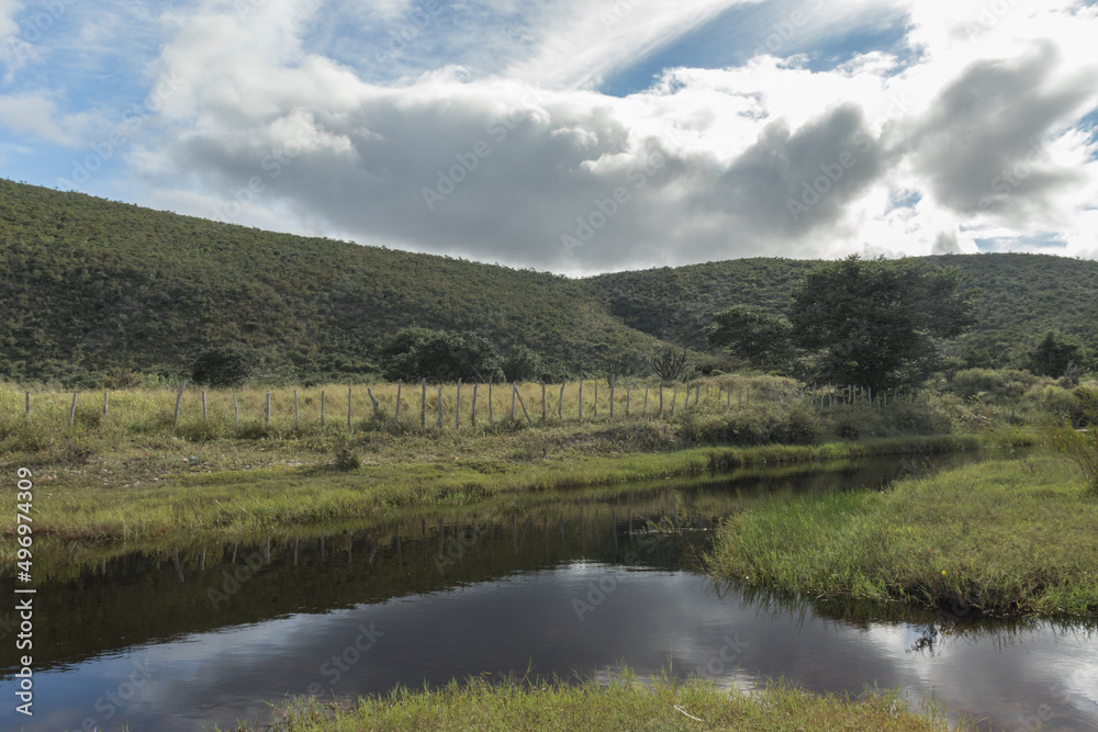 Paisagem com verde com céu azul na Chapada Diamantina