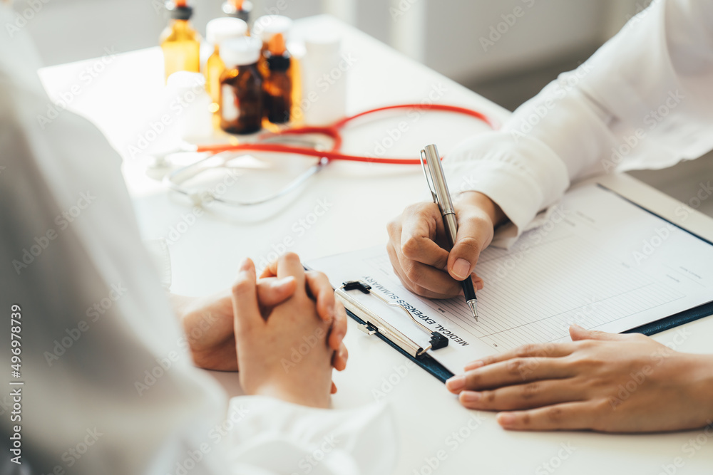 Naklejka premium Doctor and patient are discussing consultation about symptom problem diagnosis of disease talk to the patient about medication and treatment method.
