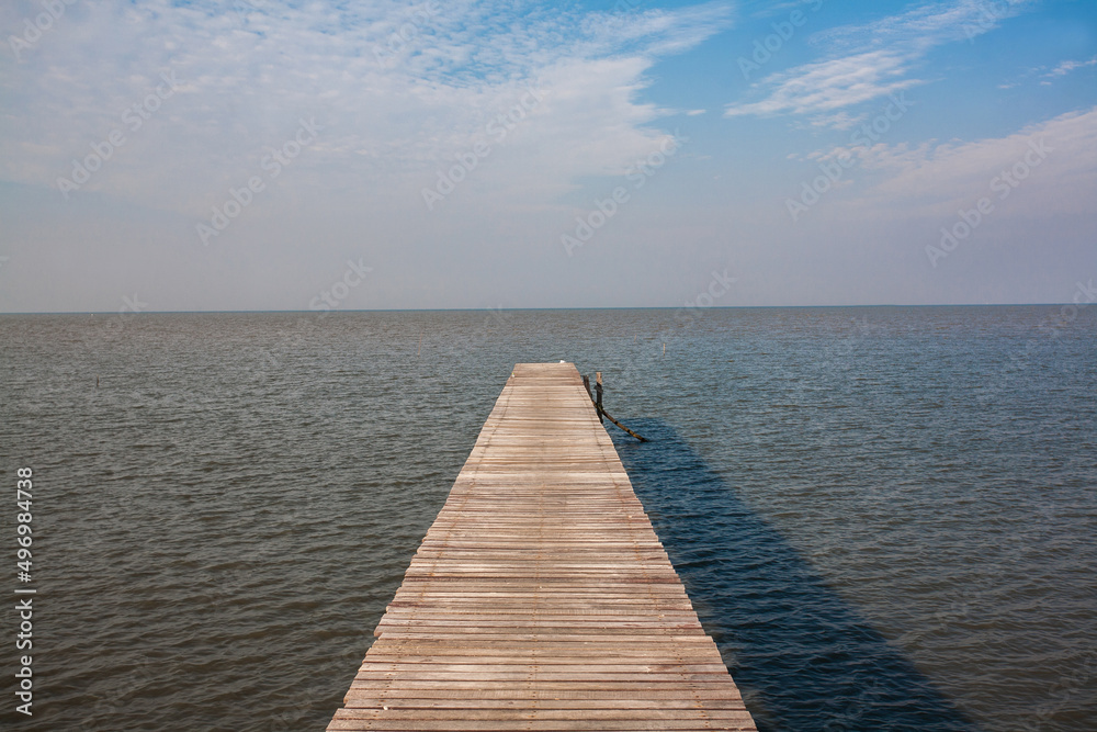 Obraz premium Wooden pier into the sea