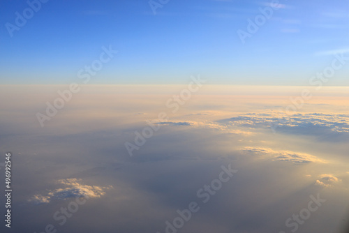機上の雲と影