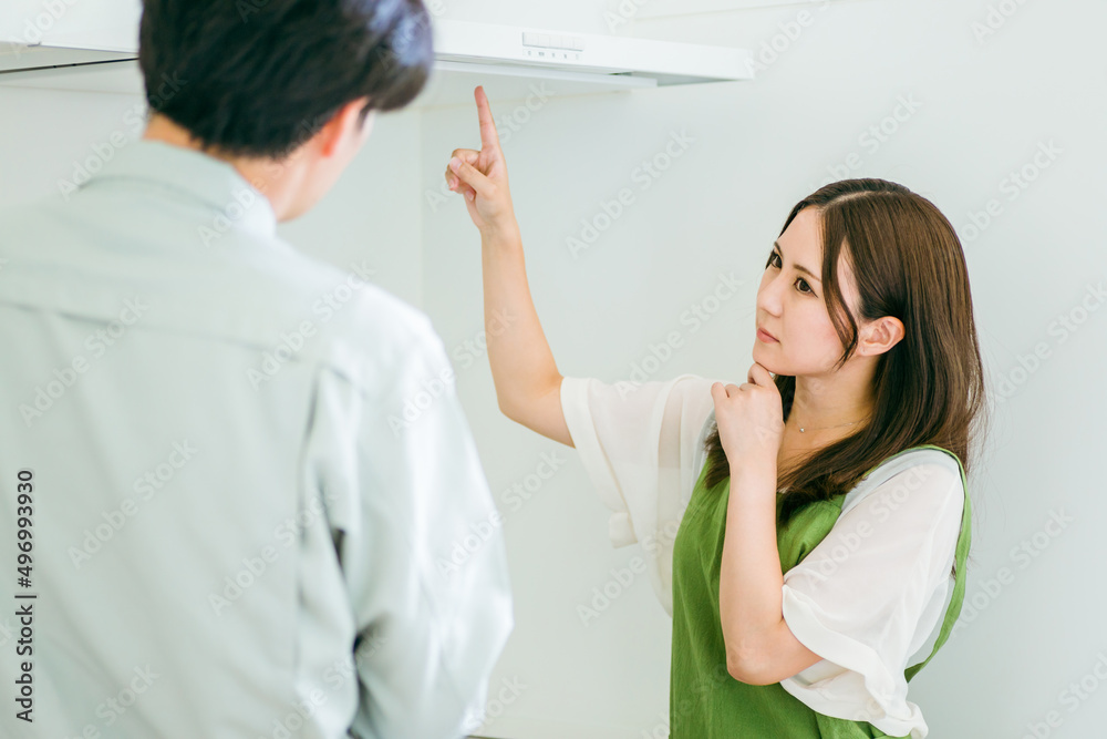 キッチンで話す作業着姿の男性と女性(換気扇・クレーム)
キッチンで話す作業着姿の男性と女性(換気扇・クレーム)