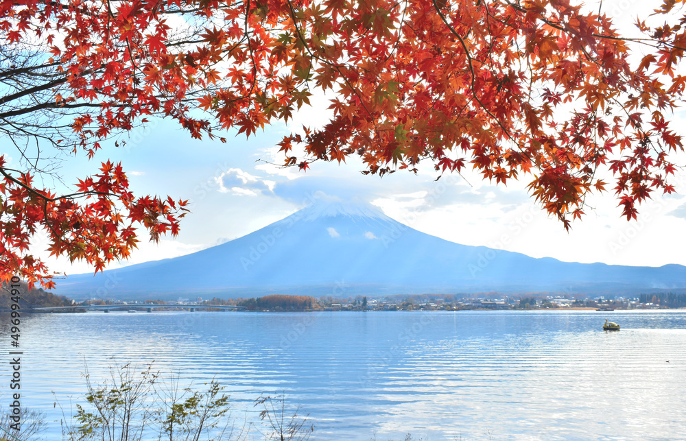 湖に映る富士山と紅葉