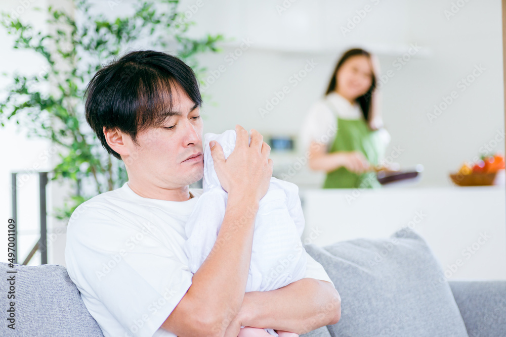 Obraz premium 赤ちゃんを世話する男性（困る） 