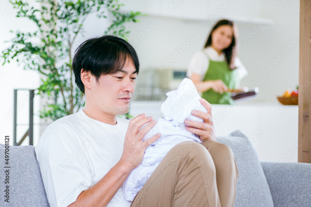 赤ちゃんを世話する男女(育児休業)
赤ちゃんを世話する男女(育児休業)
