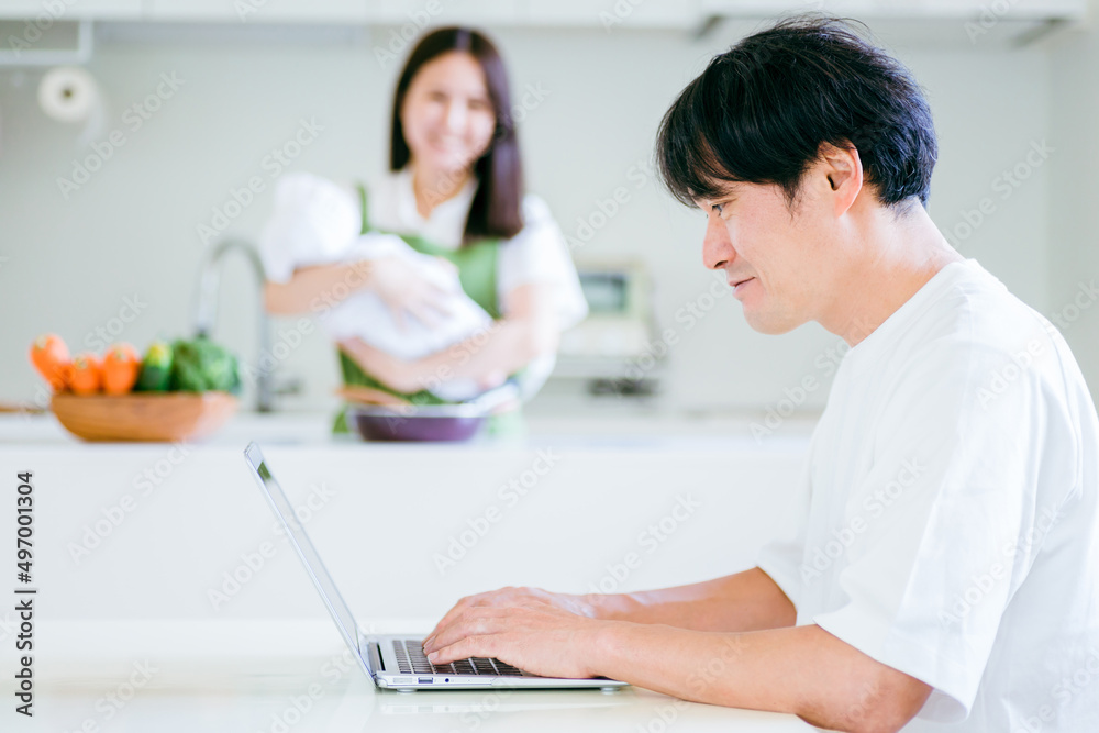 Fototapeta premium テレワークする男性と女性