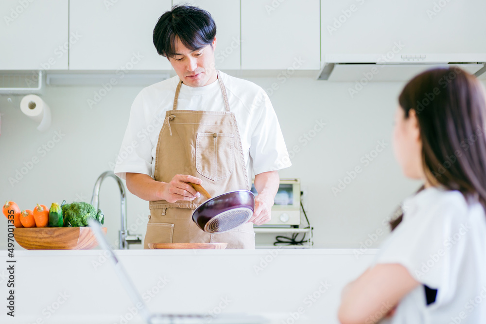 Obraz premium 家事をする男性と怒る女性