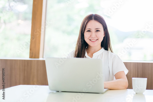 パソコンを使う女性
