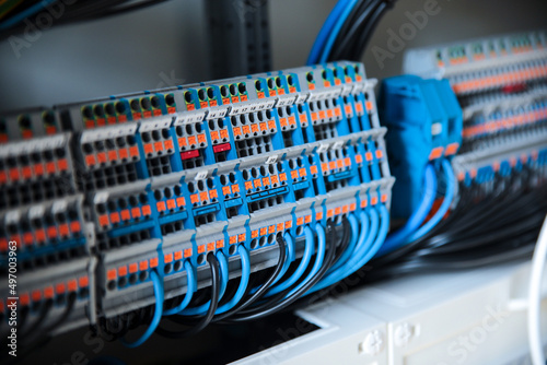 KNX Steuerpult für intelligente Heimautomatisierung im Wohnungsbau. selektiver Fokus. photo