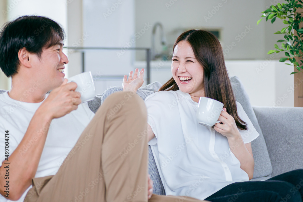 Obraz premium 飲み物を飲む男女 