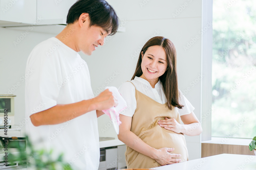 家事を手伝う男性と妊婦(皿洗い)
家事を手伝う男性と妊婦(皿洗い)