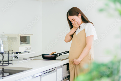 妊娠中に体調不良になる女性（吐き気）
 photo
