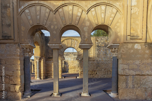 Foto Three arches at the entrance of the Upper Basilical Hall in Medina Azahara, an a