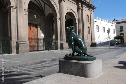 Hundeskulptur vor Kirche von Las Palmas de Gran Canaria