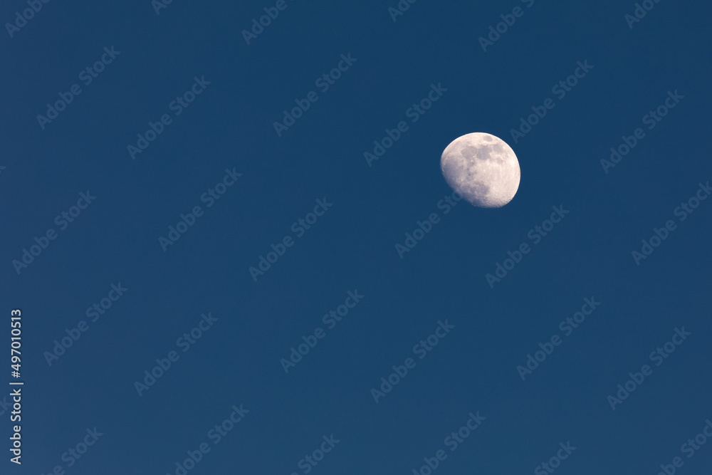 Zunehmender Mond an dunkelblauem Himmel über Bayern Zunehmender Mond an dunkelblauem Himmel über Bayern