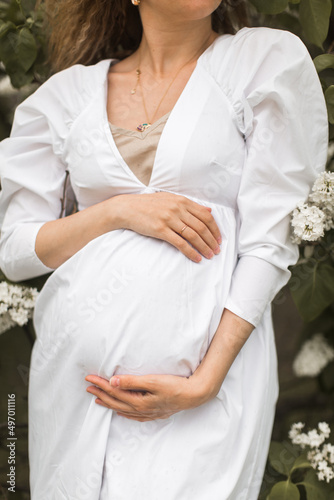 Obraz na płótnie pregnant girl in the lilac garden w salonie