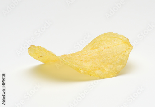 Una patata frita sobre fondo blanco