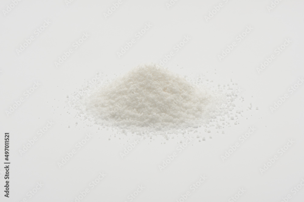 Sal común para uso en las comidas sobre fondo blanco