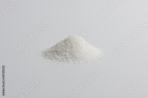 Sal común para uso en las comidas sobre fondo blanco