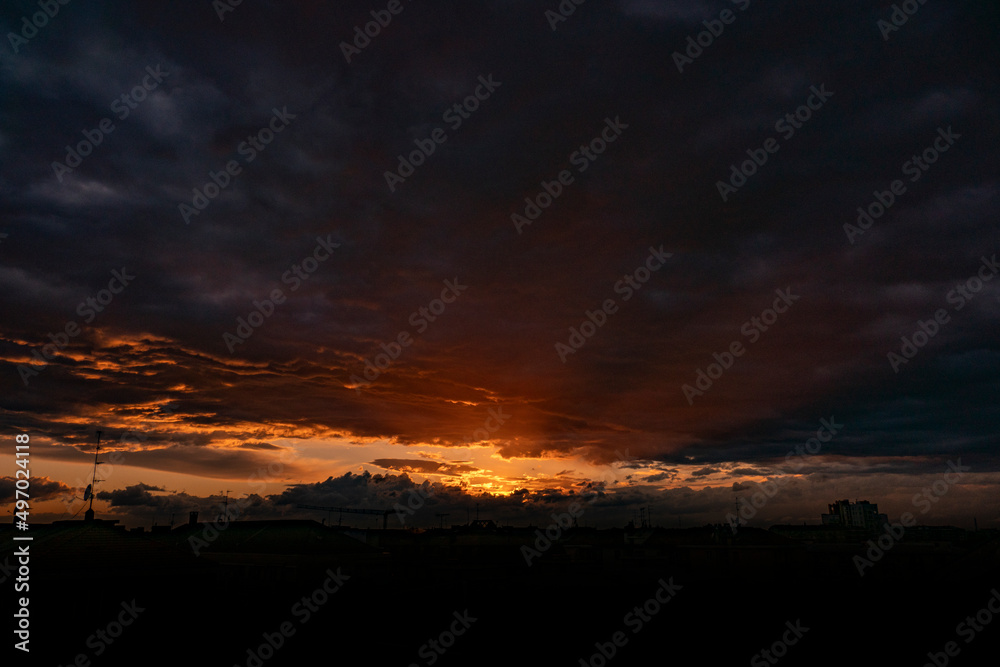 Nuvole al tramonto sulla città