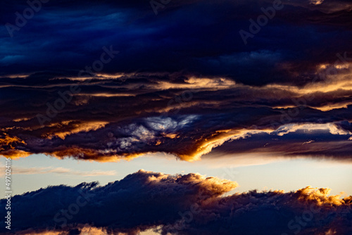 Nuvole al tramonto sulla città © Alessandro Calzolaro