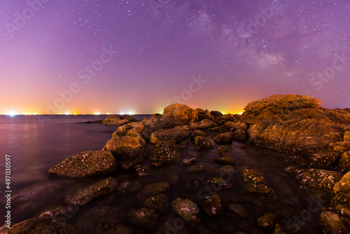 Fototapeta Naklejka Na Ścianę i Meble -  The sea at night and the beautiful Milky Way