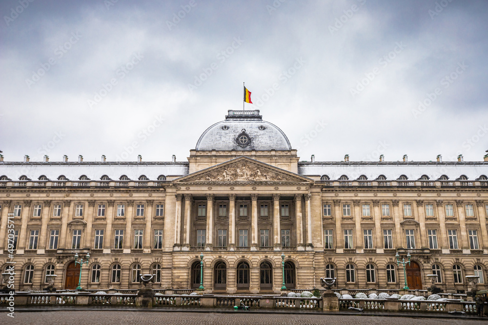 Palais de Bruxelles de face sous la neige. 