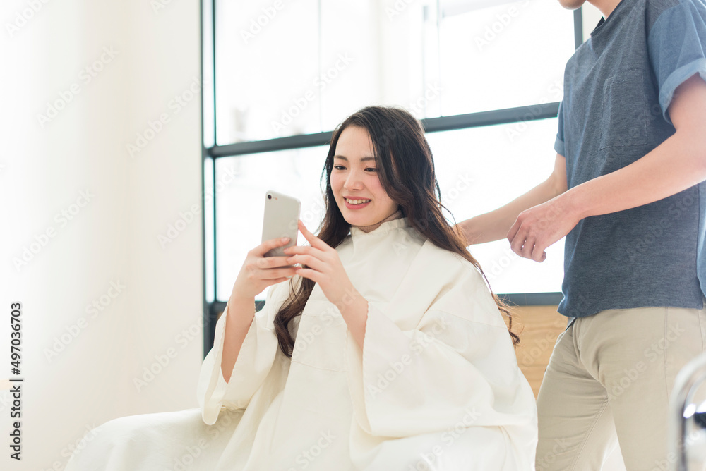 Fototapeta premium 男性美容師と女性客