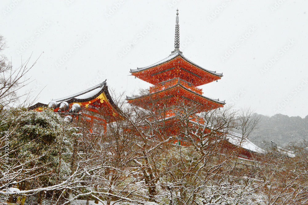 降雪の京都市清水寺の三重塔 降雪の京都市清水寺の三重塔