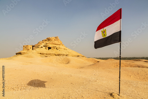 Foto Mountain of the Dead in Siwa and a flag of Egypt, Siwa Oasis, Egypt
