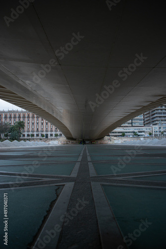 Puente arquitectónico sobre el parque del rio Turia en la ciudad de Valencia, España
