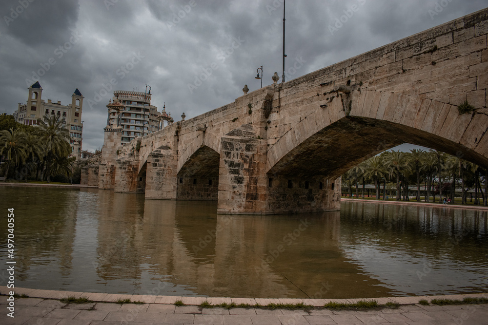 Obraz premium Puente sobre el rio turia en la ciudad de Valencia, España